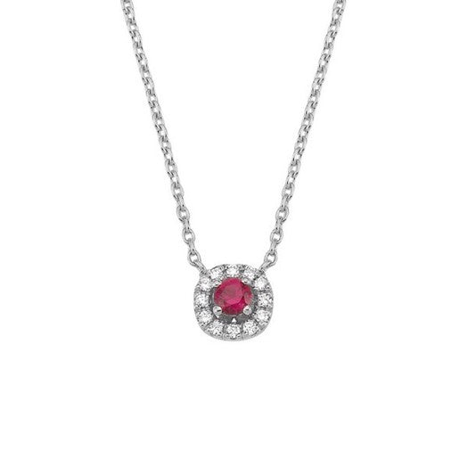 Sofia halskæde fra Nuran i 14 kt hvidguld med rund rubin og 0,06 ct diamanter i ankerkæde.